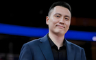 CBA季后赛激战正酣，本赛季首支成功晋级总决赛的球队终于诞生，引发球迷广泛关注与热议！