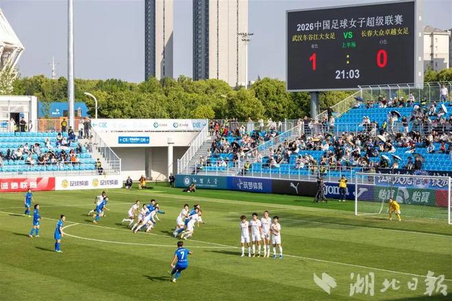 新主场正式启用！近8000个座位的全新场馆迎来首秀，球队首战便斩获胜利，开启崭新篇章